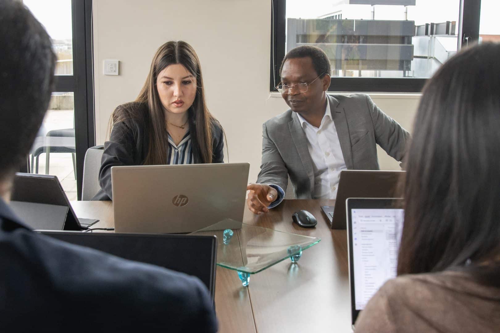 Employés regardant écran ordinateur